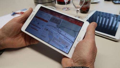 Smartphone mit Schienennetz 