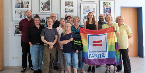 Menschengruppe vor Fotos 