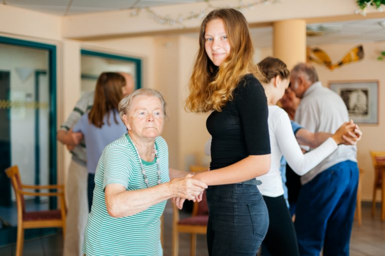 Sozialer Tag - Schülerin im Altenheim Sozialer Tag - Schülerin im Altenheim