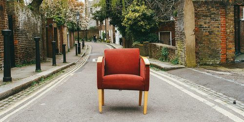 roter Sessel auf Straße Image-218