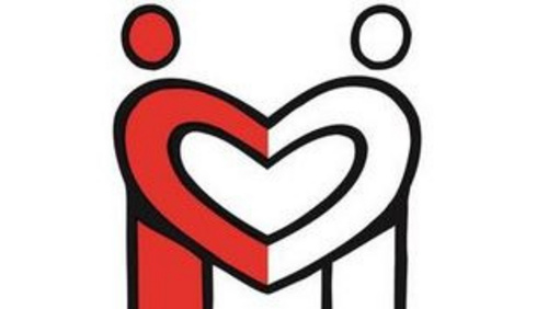 Zwei Menschen geben sich die Hände