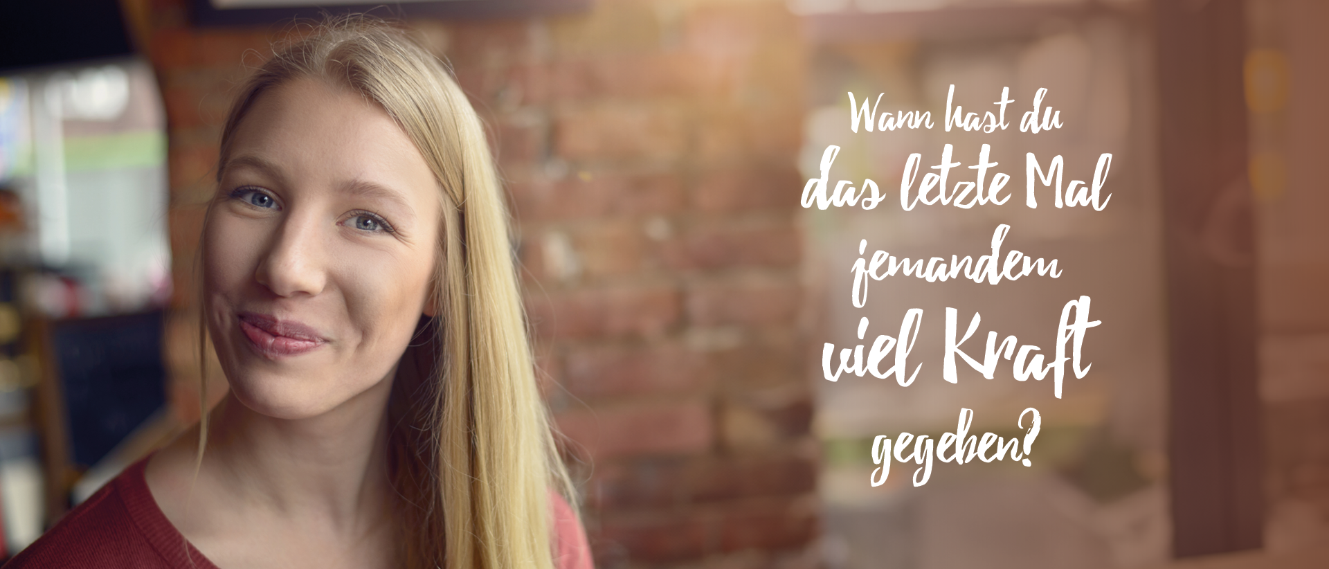 Junge Frau und Slogan: Wann hast du das letzte Mal jemandem viel Kraft gegeben?
