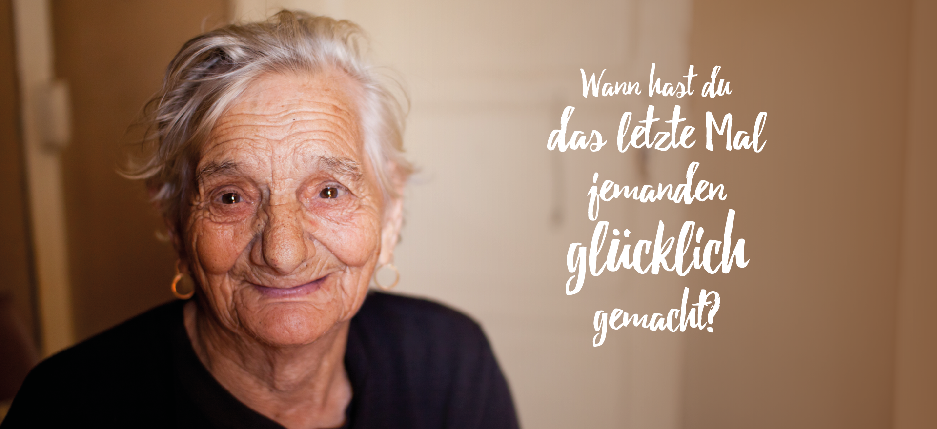 Alte Frau und Slogan: Wann hast du das letzte Mal jemanden richtig glücklich gemacht?