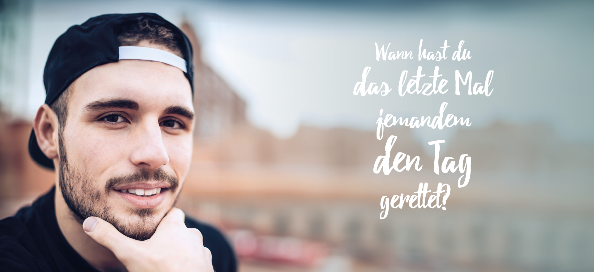 Junger Mann und Slogan: Wann hast du das letzte Mal jemandem den Tag gerettet?